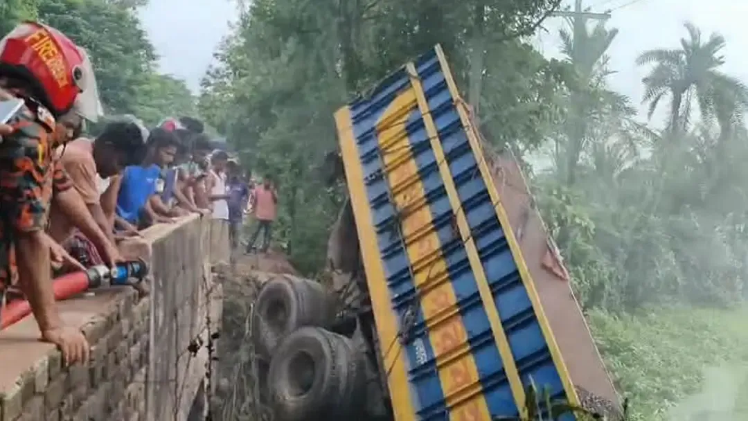 কুষ্টিয়ায় পাথরবোঝাই ট্রাক উল্টে নিহত ২
