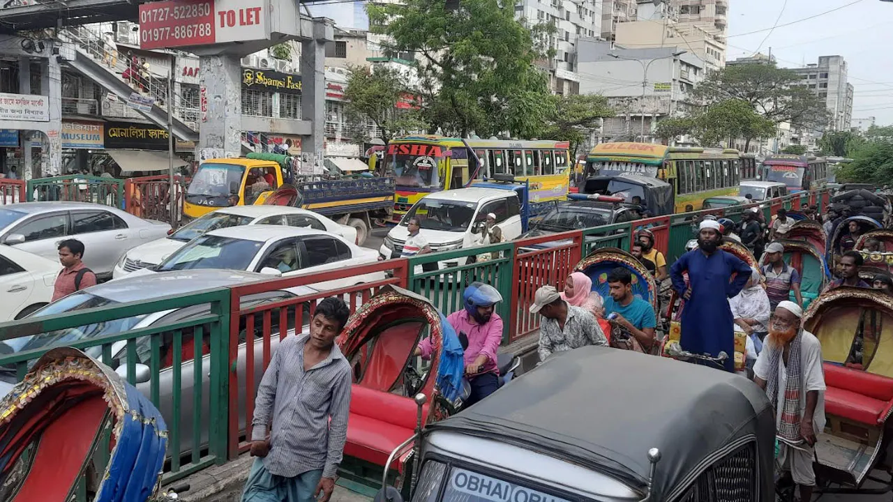 অবরোধে বন্ধ যানচলাচল, হেঁটেই গন্তব্যে যাচ্ছে মানুষ