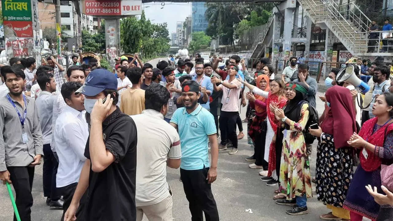 সায়েন্সল্যাব অবরোধ করেছেন আন্দোলনকারীরা, নেই পুলিশ