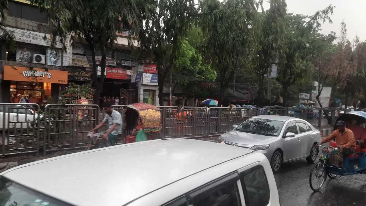 বৃষ্টিতে ভিজে কিছুটা শীতল হলো ঢাকা