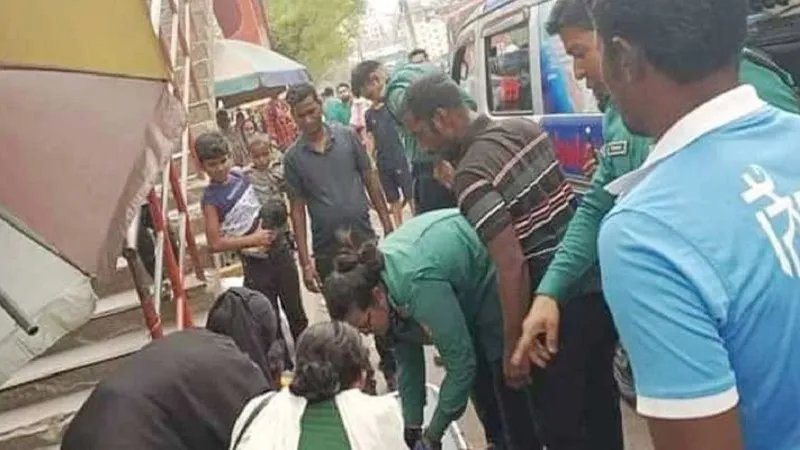 সড়কে প্রসব বেদনায় কাতরাচ্ছিলেন মা, এগিয়ে এলেন সার্জেন্ট