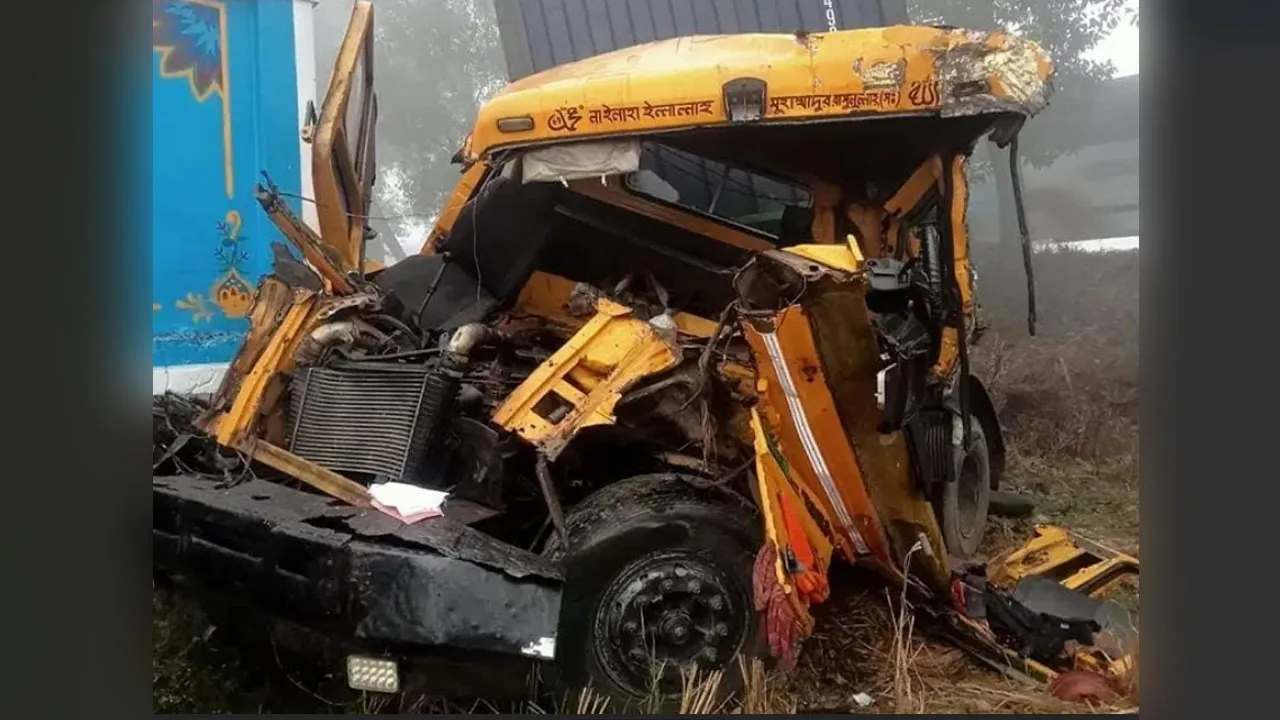 ঢাকা-চট্টগ্রাম মহাসড়কে দুই কাভার্ডভ্যানের ধাক্কায় নিহত ২