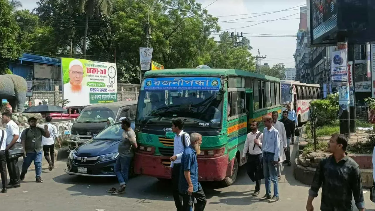 Dhaka College Students Lift Blockade After Principal’s Request