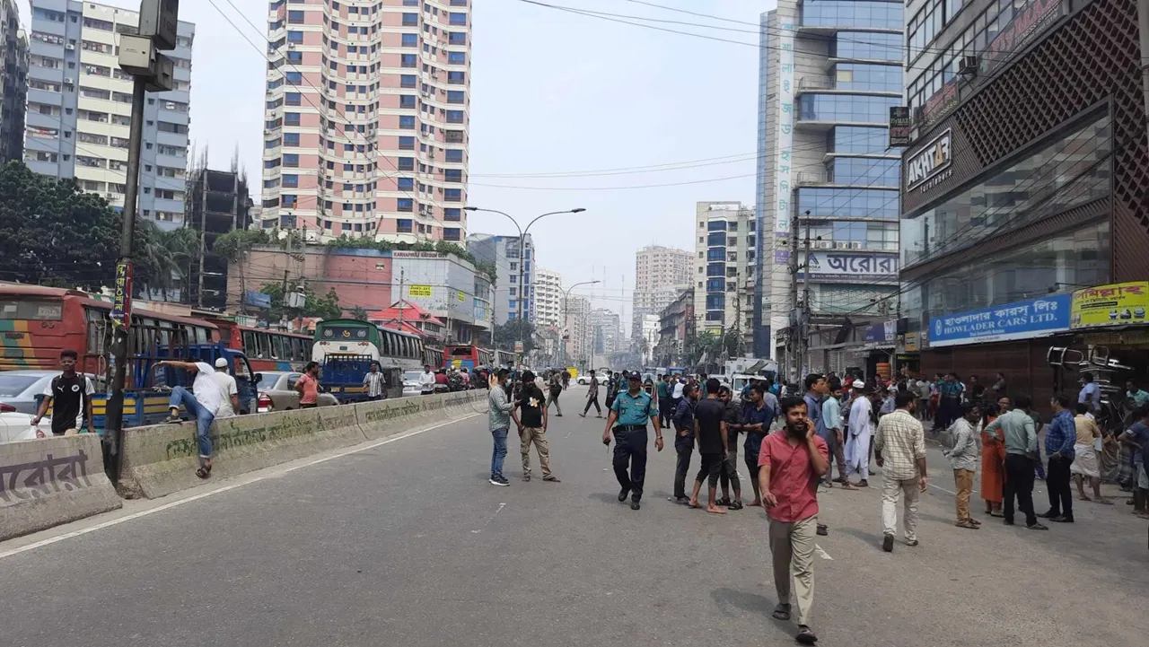 মালিবাগ-কাকরাইল সড়কে যান চলাচল বন্ধ, তীব্র যানজট