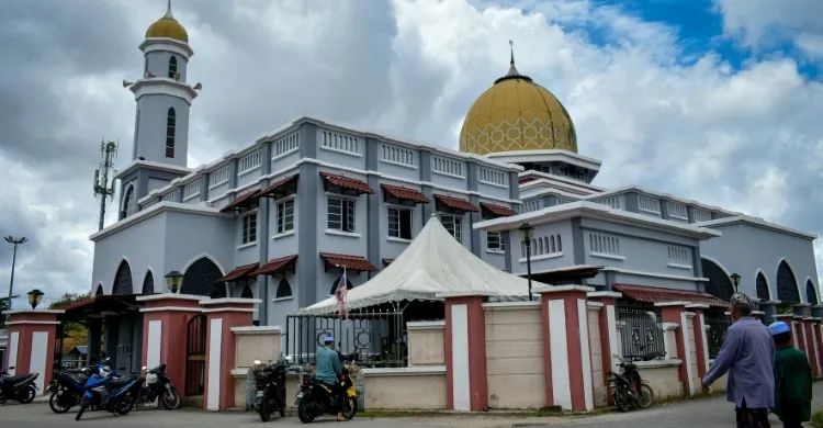 মসজিদে যাওয়ার পথে যে দোয়া পড়তেন মহানবি (সা.)