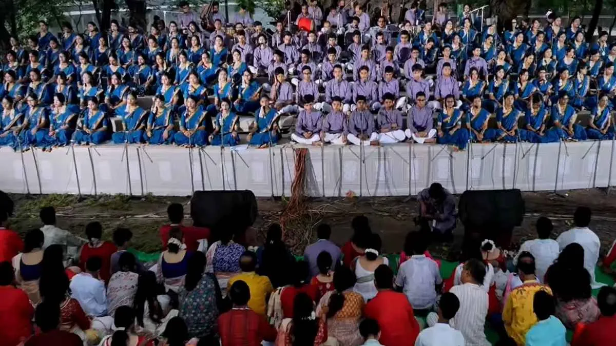 উৎসবমুখর রমনা বটমূল, গানে-আবৃত্তিতে নতুন বছরকে বরণ