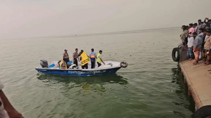 দৌলতদিয়া ঘাটে ফেরিতে ওঠার সময় নদীতে পড়ল যাত্রীবাহী বাস, হতাহতের শঙ্কা