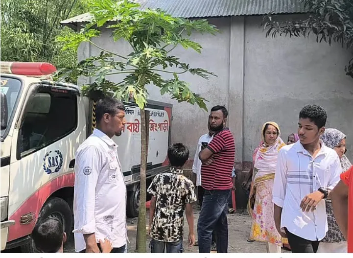 প্রবাস থেকে আসা বাবার লাশ বাড়িতে রেখে পরীক্ষার হলে ছেলে