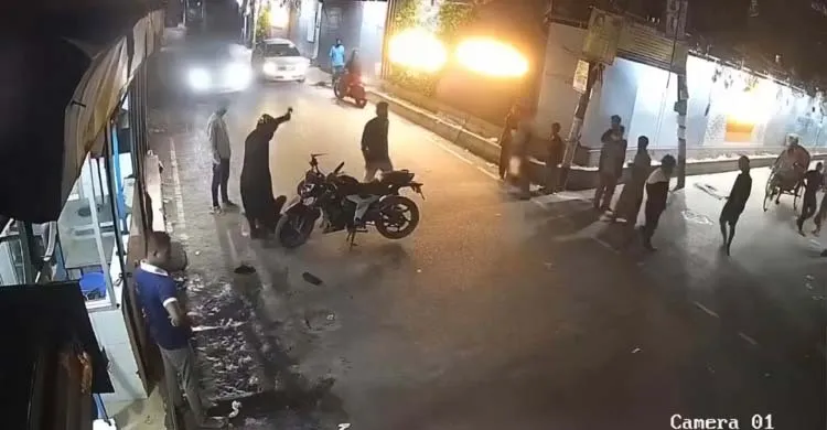রাজধানীতে প্রকাশ্যে যুবককে কোপানোর ভিডিও ভাইরাল