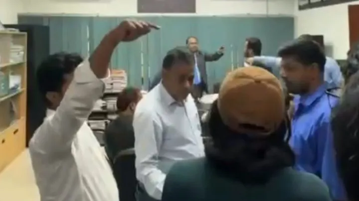 রাকসুর জিএসকে ‘গেট আউট’ বললেন রেজিস্ট্রার