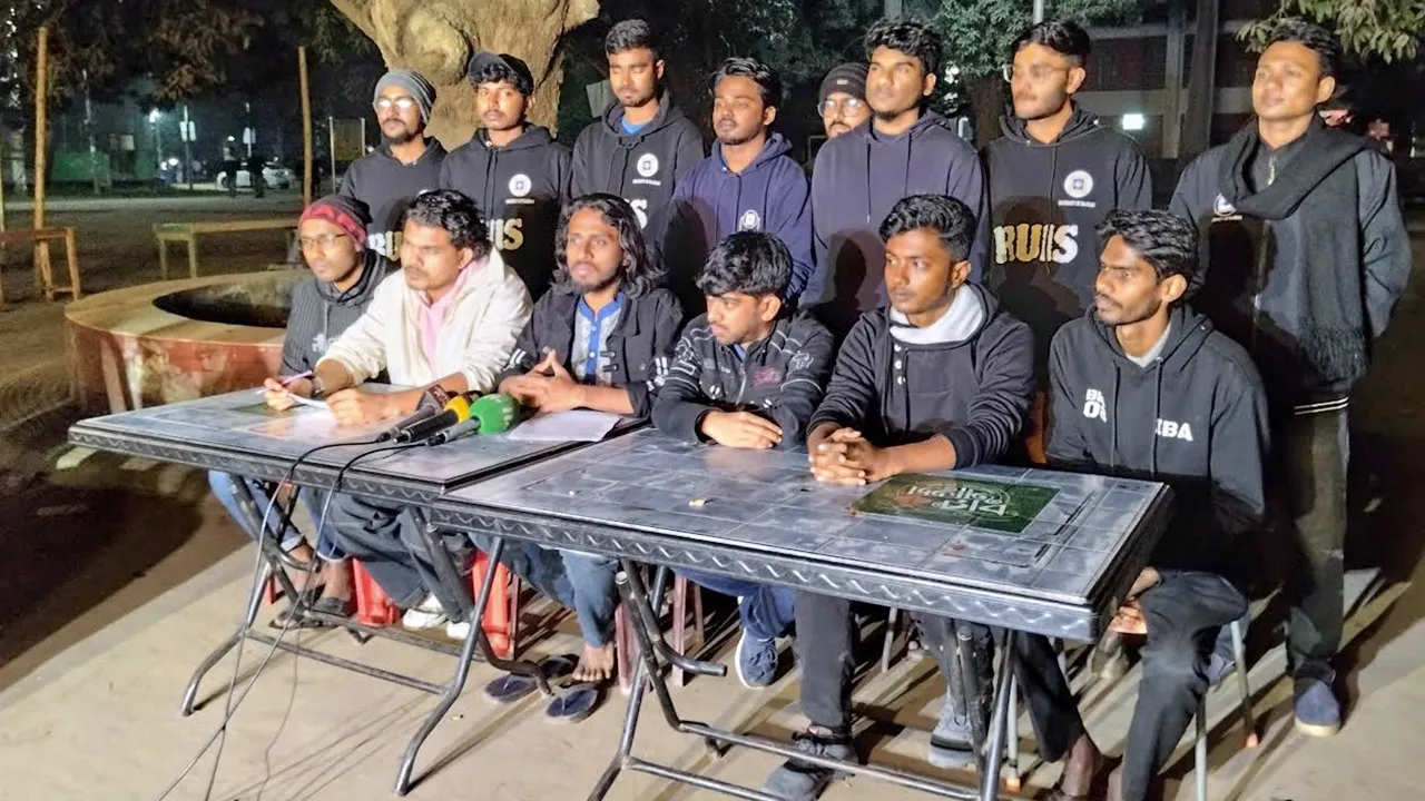 রাবিতে পোষ্য কোটা বাতিল না করলে অনির্দিষ্টকালের জন্য প্রশাসনিক ভবনে তালা