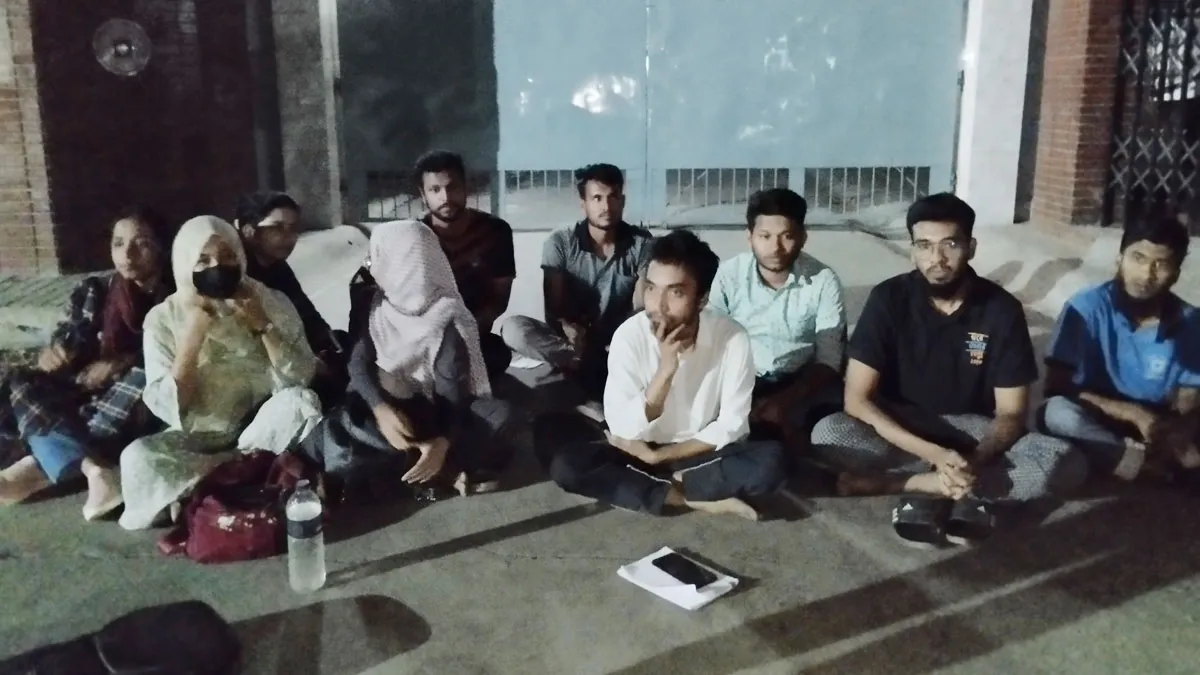 ৭ দফা দাবিতে অনশনে রাবির ১০ শিক্ষার্থী