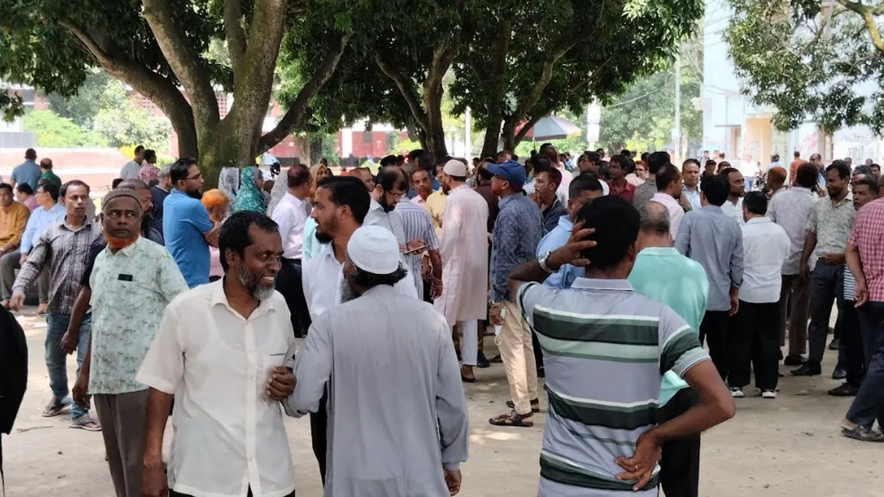 রাবিতে পূর্ণদিবস কর্মবিরতিতে শিক্ষক-কর্মকর্তা-কর্মচারীরা