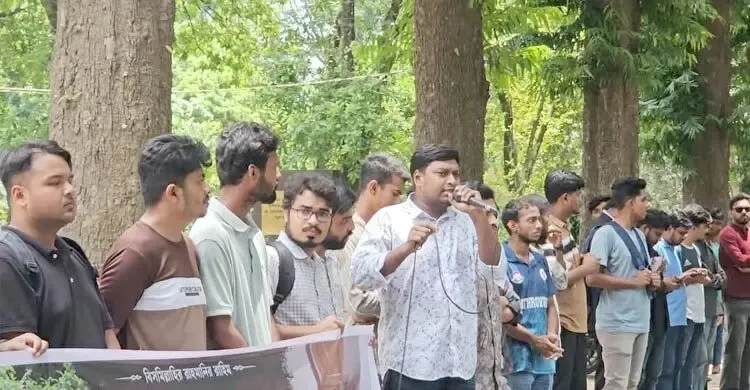 অস্ত্রের কারখানা পাওয়া যাবে: ছাত্রদল নেতা