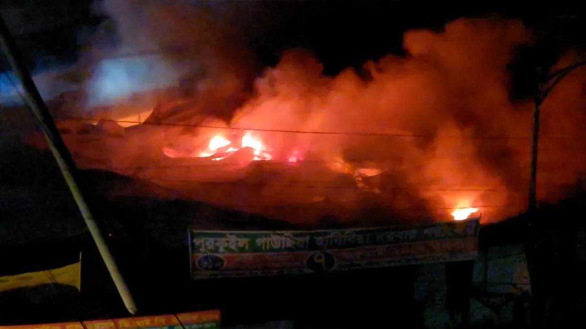 দু’ঘণ্টার চেষ্টায় রূপগঞ্জের গাউছিয়া মার্কেটের আগুন নিয়ন্ত্রণে
