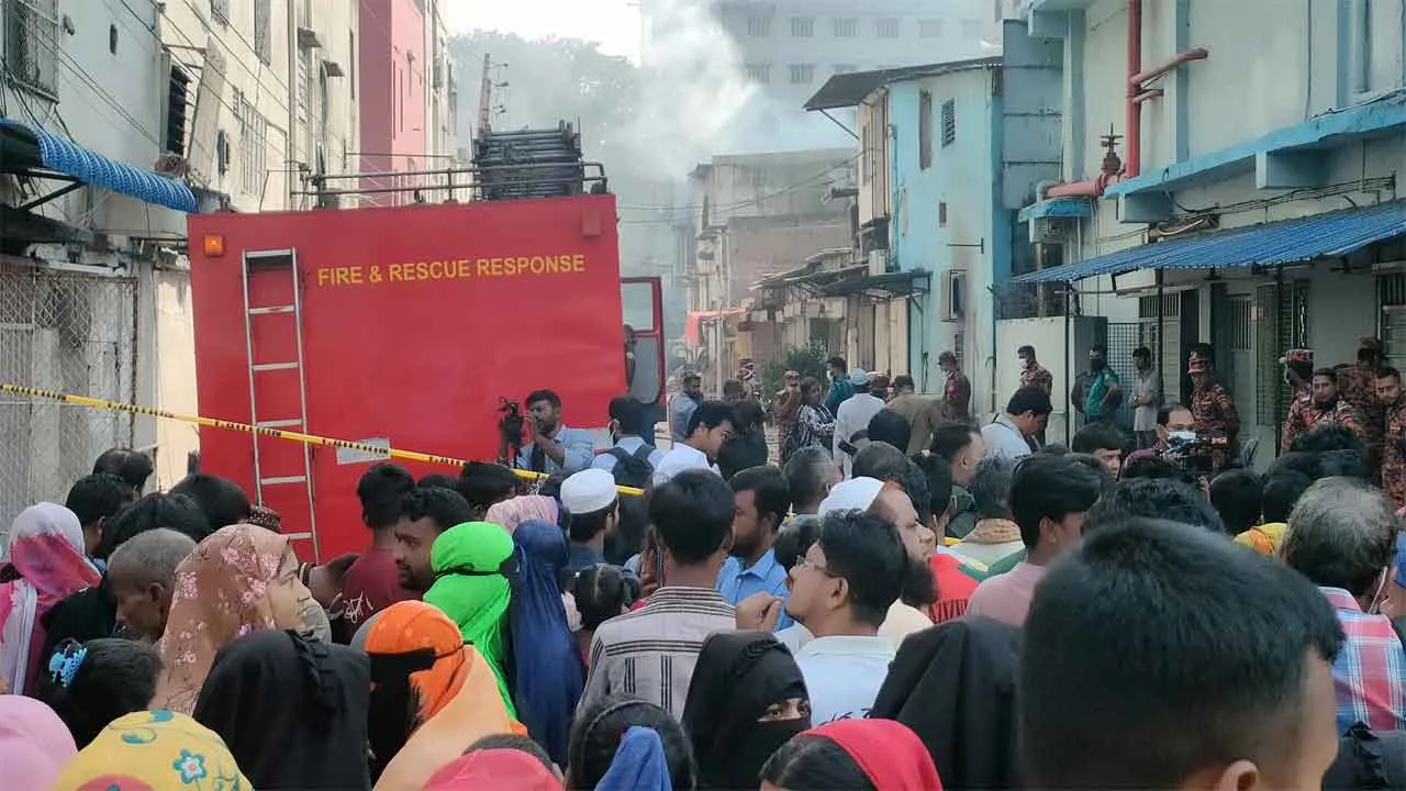 এখনো ধোঁয়া, অসুস্থ হচ্ছেন অনেকে