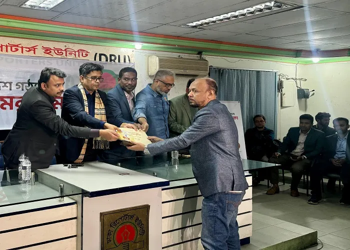 সাংবাদিকদের স্বাধীনতায় সরকার এক ইঞ্চিও আটকাবে না: শফিকুল আলম