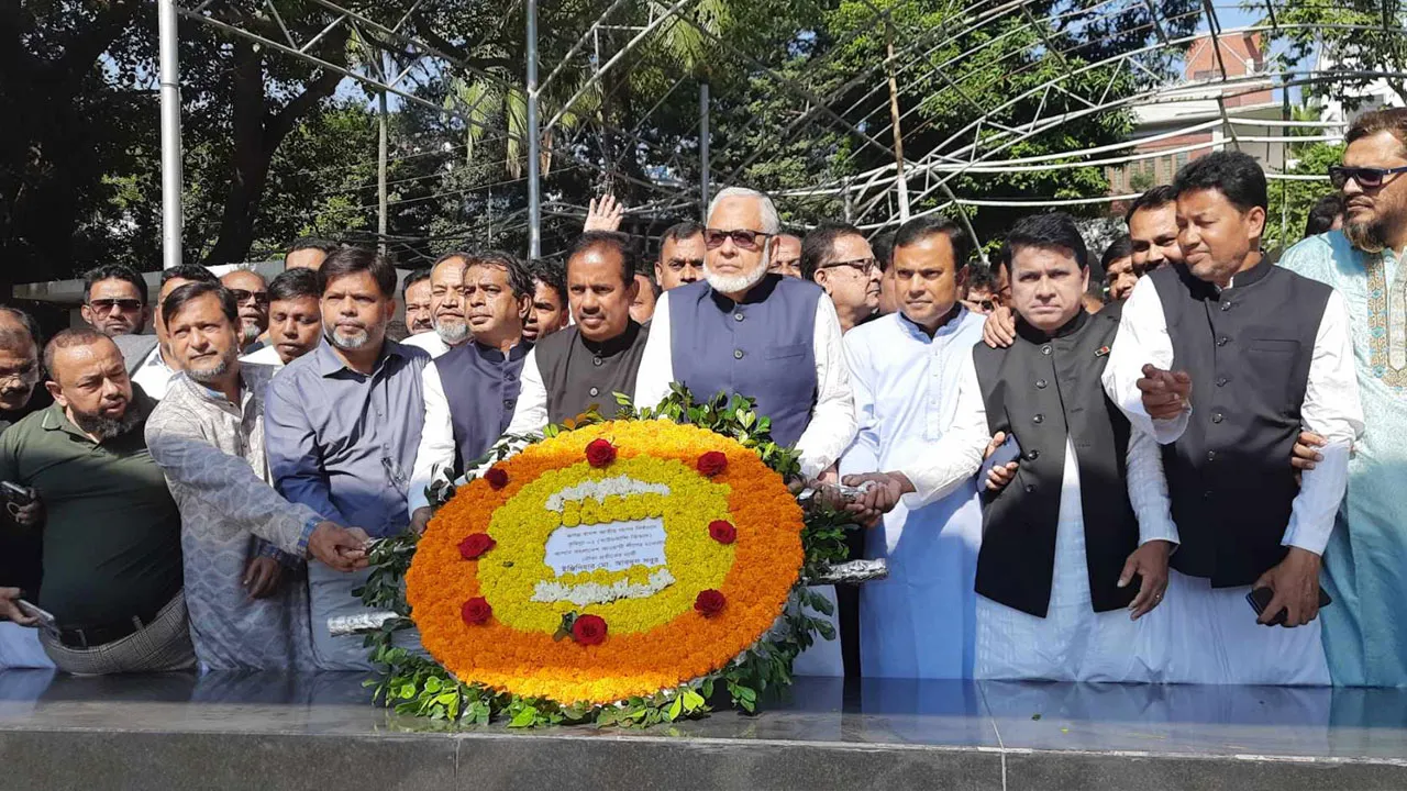 বঙ্গবন্ধুর প্রতিকৃতিতে নৌকার প্রার্থী আবদুস সবুরের শ্রদ্ধা