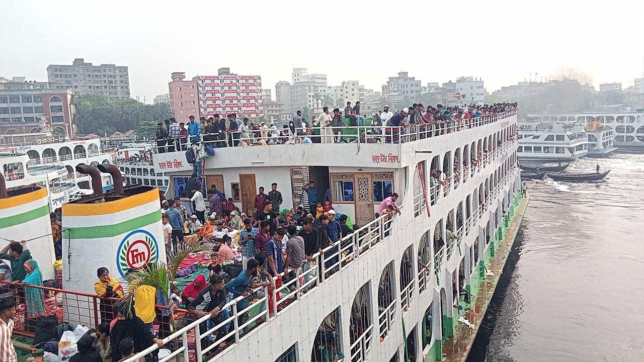 সদরঘাটে ভিড়ছে যাত্রীবোঝাই লঞ্চ