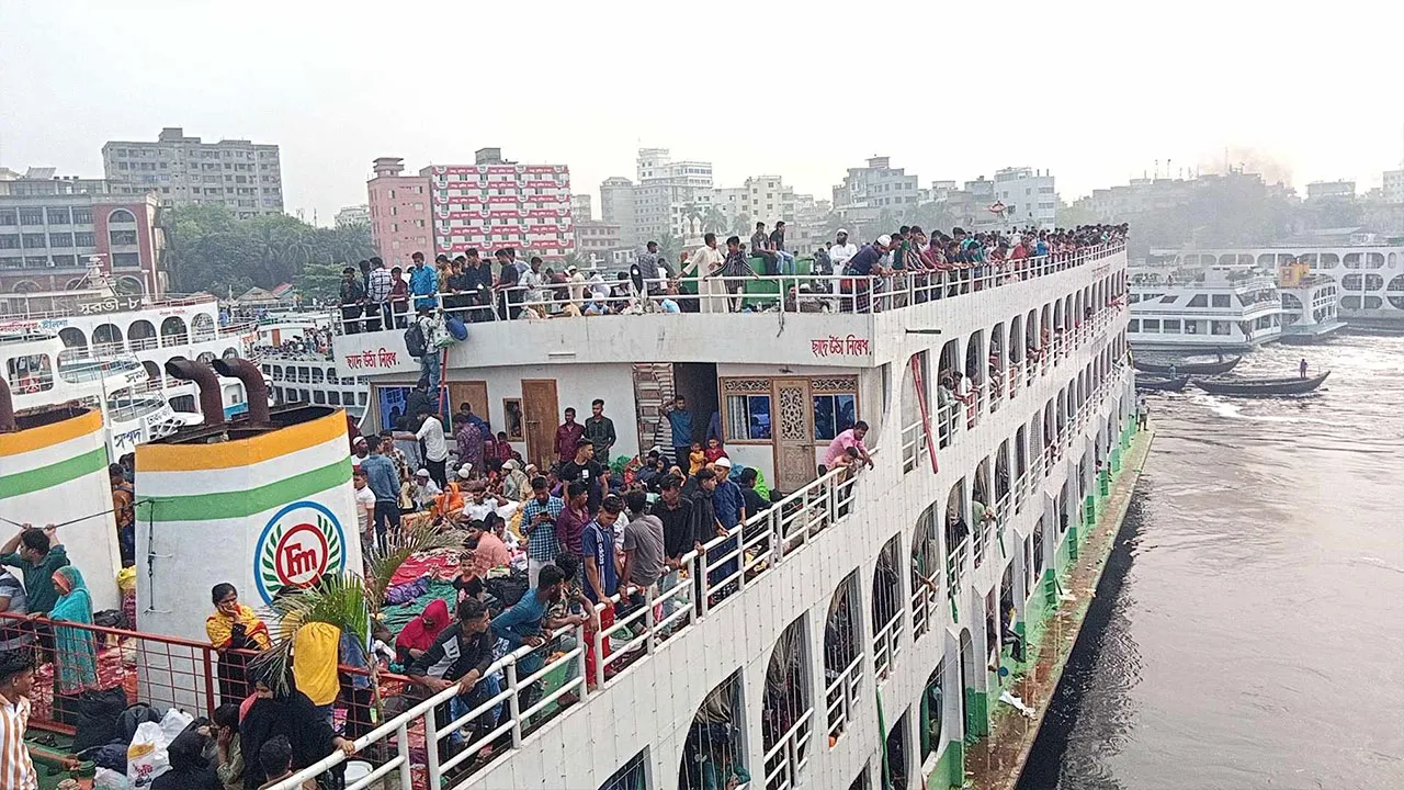 সদরঘাটে ভিড়ছে যাত্রীবোঝাই লঞ্চ