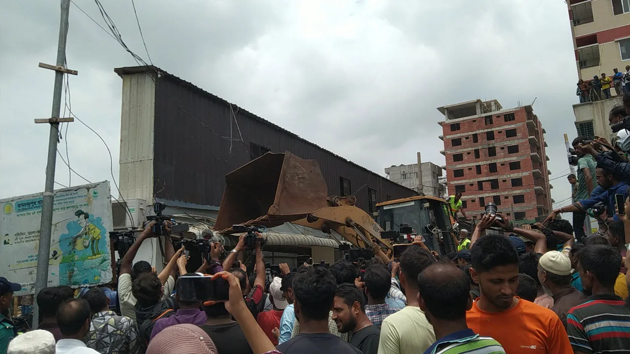 সাদিক অ্যাগ্রোর অবৈধ অংশ গুঁড়িয়ে দিচ্ছে ডিএনসিসি