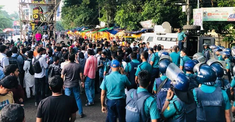 শাহবাগে পুলিশের সঙ্গে আন্দোলনকারীদের ধাক্কাধাক্কি