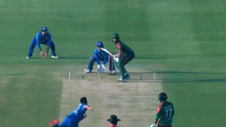 অভিষেকে সাইফ আউট হলেন ২৬ রানে