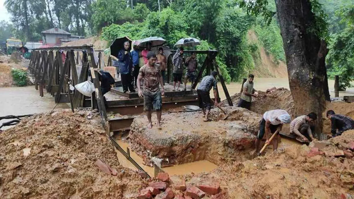পাহাড় ধসে সাজেকের সঙ্গে সড়ক যোগাযোগ বন্ধ