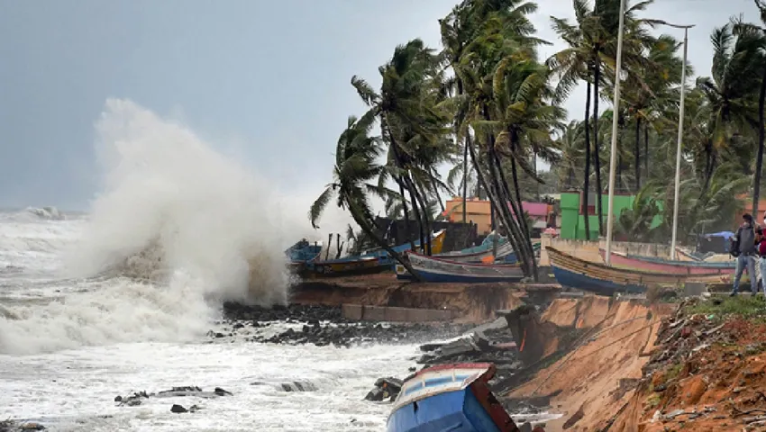 সেন্টমার্টিনে তাণ্ডব শুরু করেছে মোখা