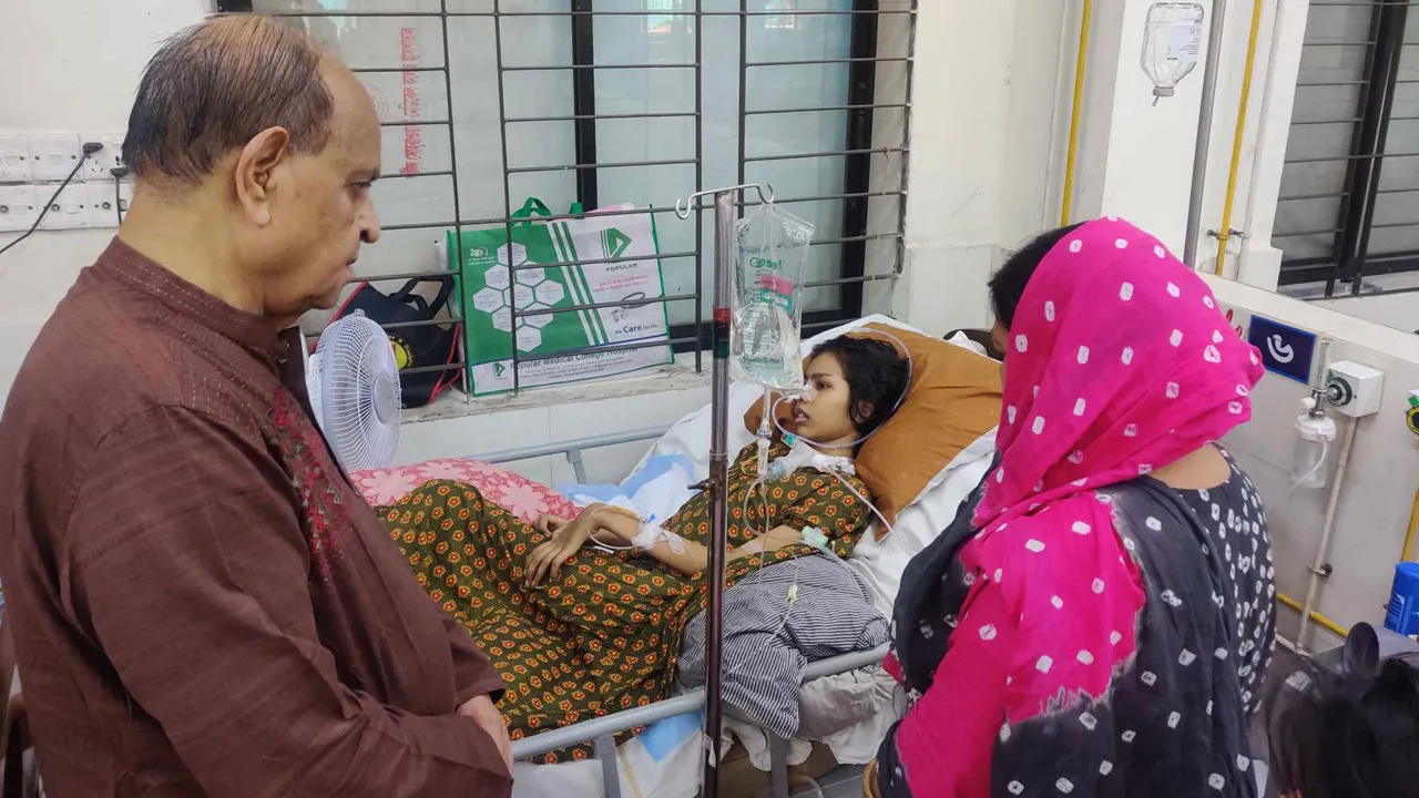 ঈদ ছুটিতে স্বাস্থ্যসেবা দেখতে হাসপাতালে স্বাস্থ্যমন্ত্রী