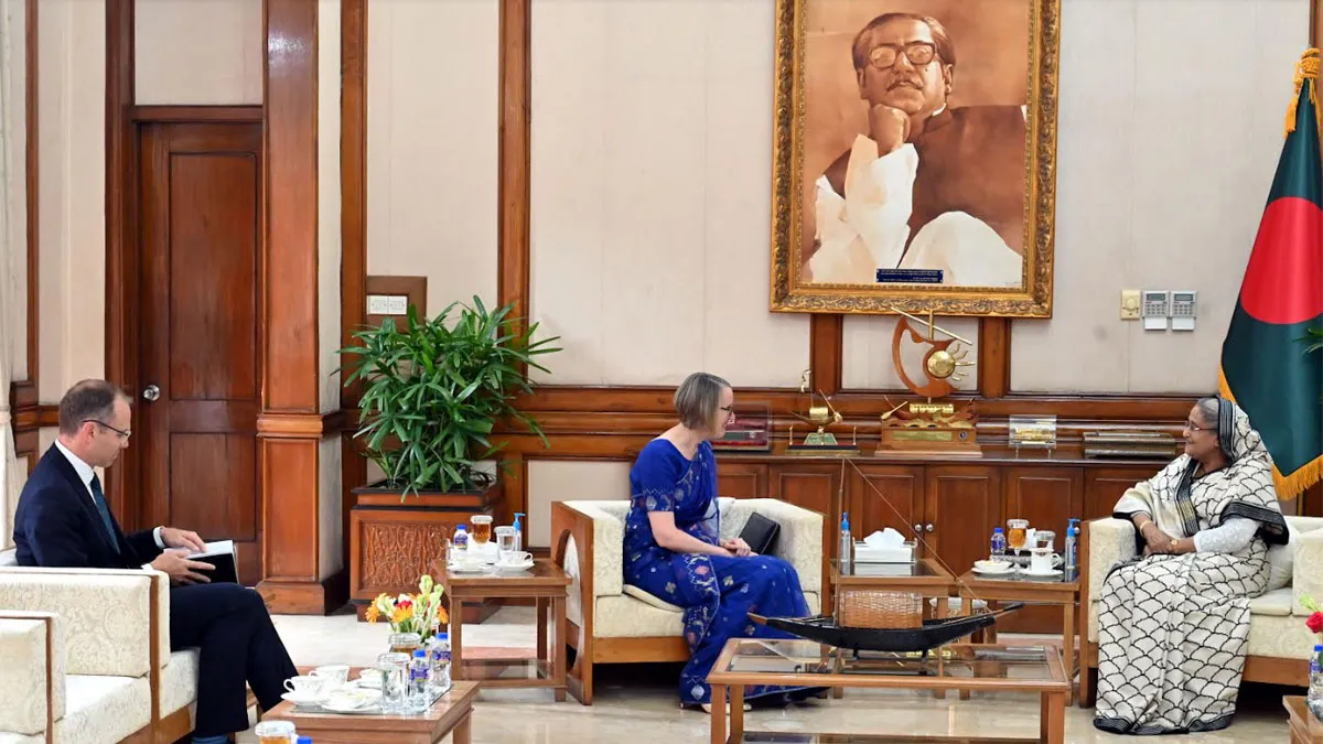 প্রধানমন্ত্রীর সঙ্গে ব্রিটিশ হাই কমিশনারের সৌজন্য সাক্ষাৎ