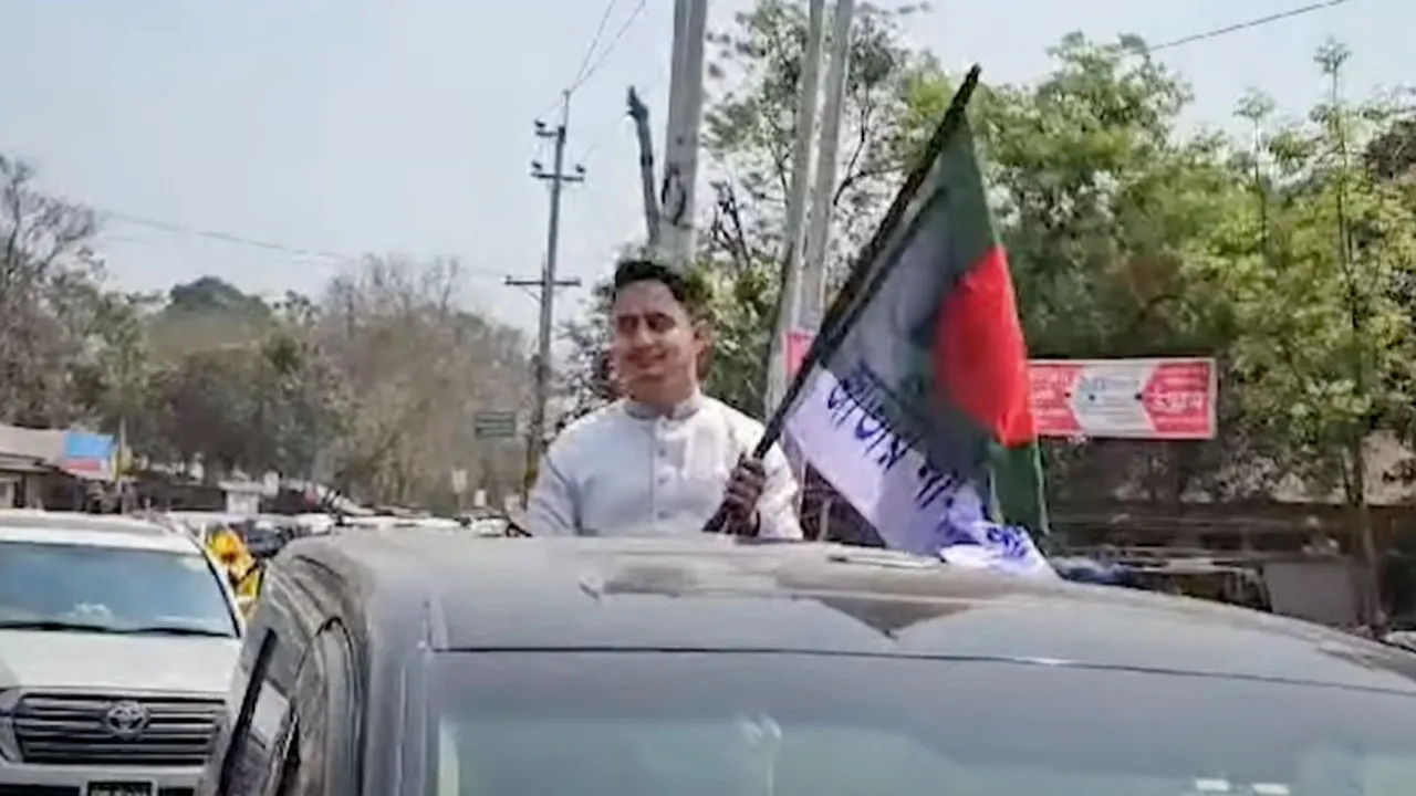 ব্যান্ডপার্টিসহ শতাধিক গাড়িবহর নিয়ে নিজ জেলায় সারজিস