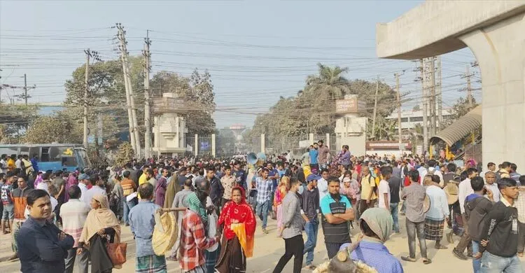 চার বছর আগের বকেয়া বেতনের দাবিতে আশুলিয়ায় মহাসড়ক অবরোধ