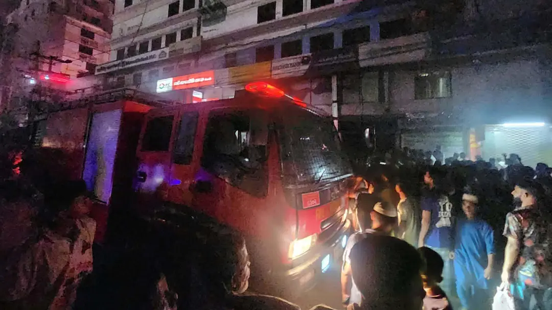 সাভারে মাদানী সুপার মার্কেটে আগুন, নিয়ন্ত্রণে কাজ করছে ৪ ইউনিট