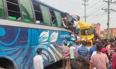 বাস-ট্রাক মুখোমুখি সংঘর্ষ, আহত ১২