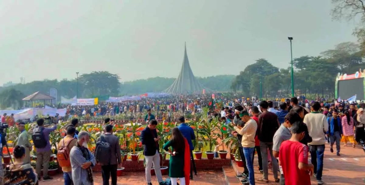 জাতীয় স্মৃতিসৌধে মানুষের ঢল