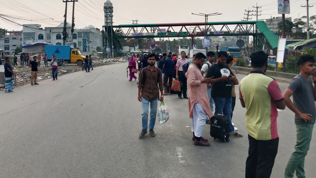 সড়কে পরিবহন সংকট, ভোগান্তিতে ঈদে ঘরমুখো মানুষ