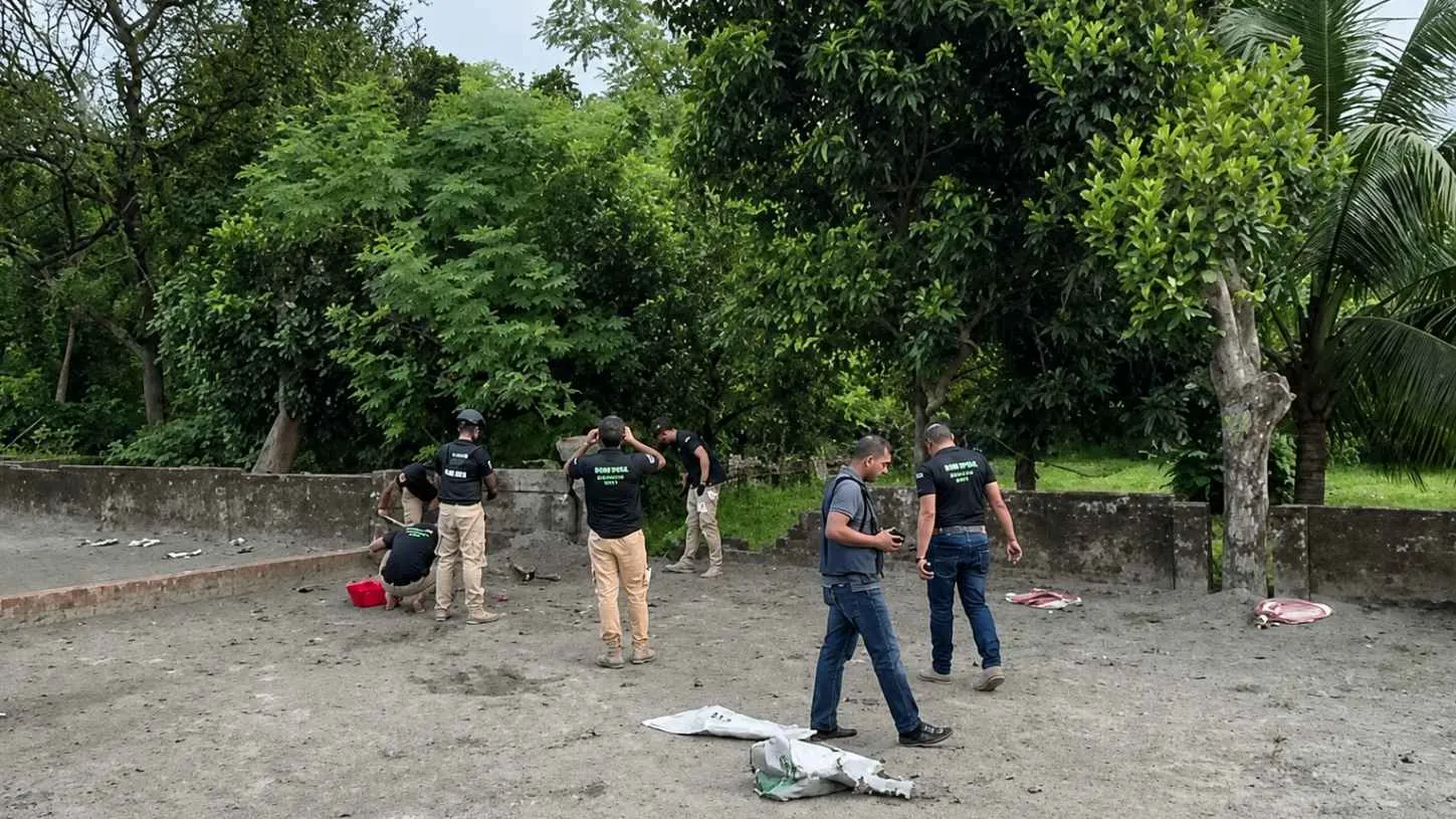 চায়ের দোকানে প্রেসার কুকার আকৃতির বোমা