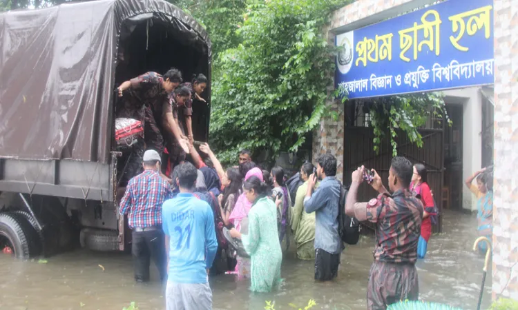 বন্যাকবলিত শাবি শিক্ষার্থীদের উদ্ধার করছে বিজিবি
