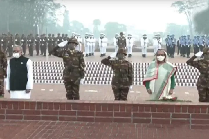 জাতীয় স্মৃতিসৌধে মহামান্য রাষ্ট্রপতি ও প্রধানমন্ত্রীর শ্রদ্ধা নিবেদন