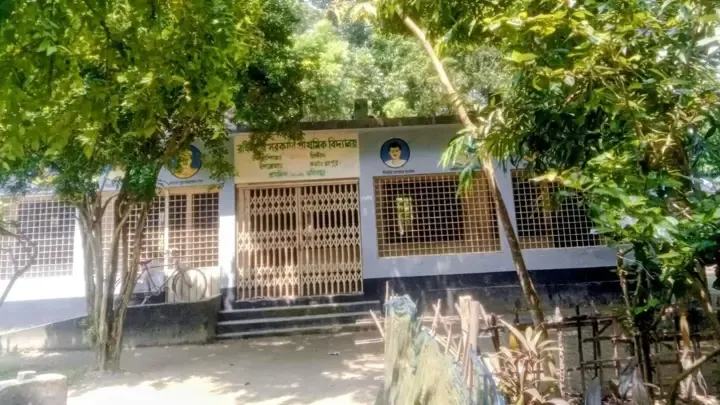 স্বামী সভাপতি, স্ত্রী ভারপ্রাপ্ত প্রধান শিক্ষিকা