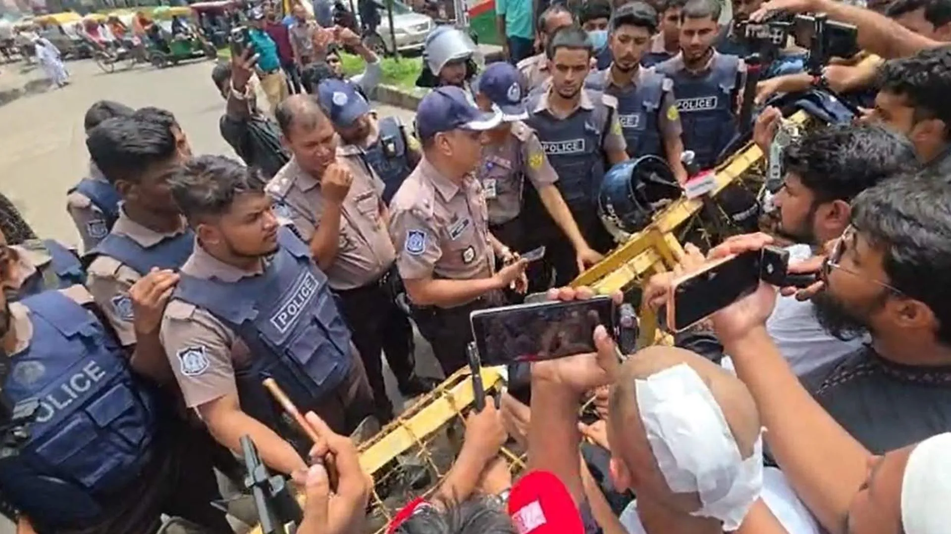 ঢাকা আলিয়া মাদ্রাসায় শিবিরের প্রবেশে বাধা, ভেতরে ছাত্রদলের নেতাকর্মীরা
