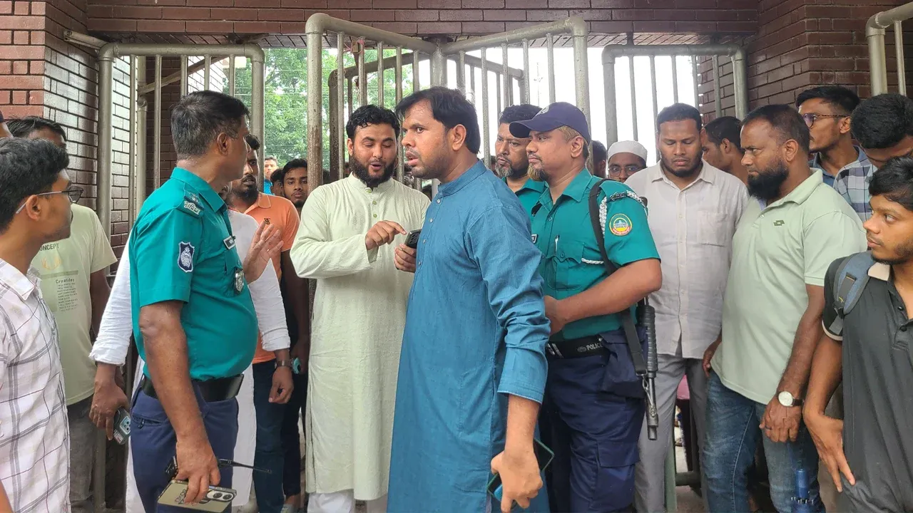 ছাত্রশিবিরের হেল্প ডেস্কে ব্যবসায়ীদের হামলা, আটক ২