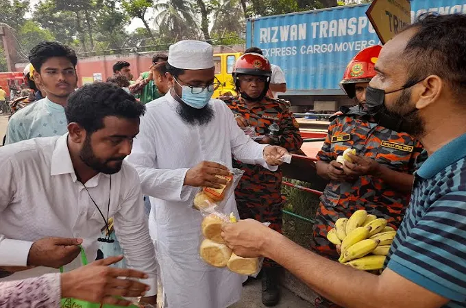 সীতাকুণ্ডে বিস্ফোরণস্থলে ছাত্রশিবিরের সহায়তা কার্যক্রম পরিচালনা