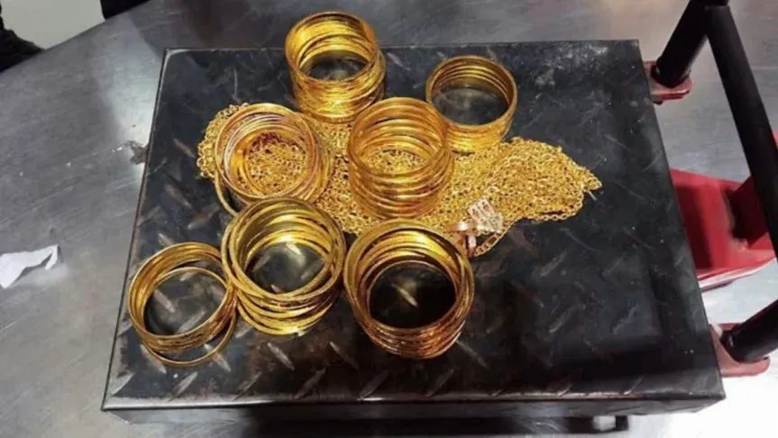বিমানের সিটের নিচে মিলল সাড়ে চার কেজি স্বর্ণ