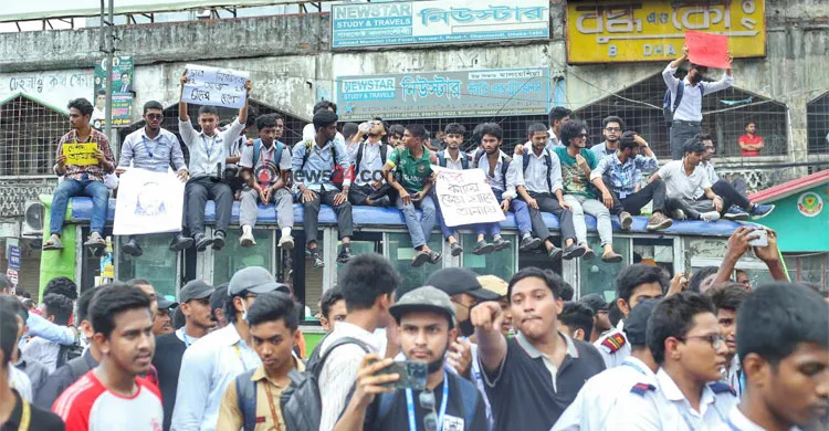সায়েন্সল্যাব মোড়ে কলেজ শিক্ষার্থীদের অবরোধ, যান চলাচল বন্ধ