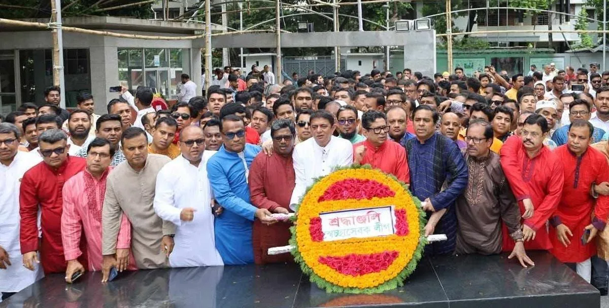 বঙ্গবন্ধুর প্রতিকৃতিতে স্বেচ্ছাসেবক লীগের শ্রদ্ধা নিবেদন