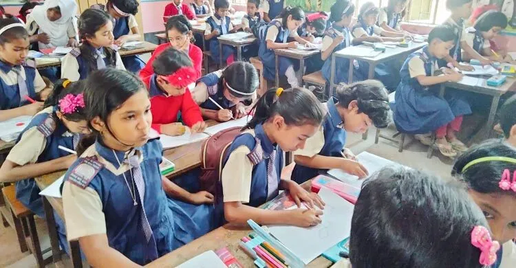 শিক্ষাপ্রতিষ্ঠান বন্ধ নয়, অনলাইনে ক্লাস চান অভিভাবকরা