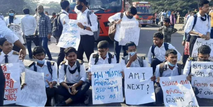 রামপুরায় সড়কে শিক্ষার্থীরা, যান চলাচল বন্ধ