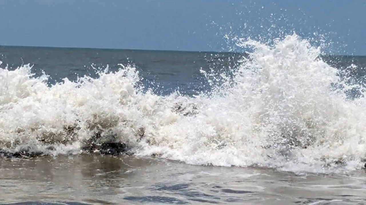 সুস্পষ্ট লঘুচাপটি ঘণীভূত হয়ে নিম্নচাপে পরিণত